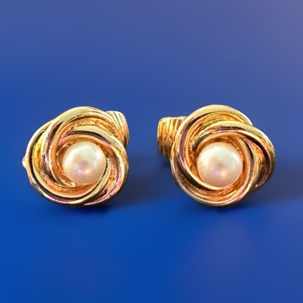 👑 Trifari Faux Pearl Earrings Gold Tone Knot Vintage Clip On